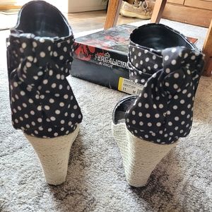 Fergalicious by Fergie Back & white kindness wedges